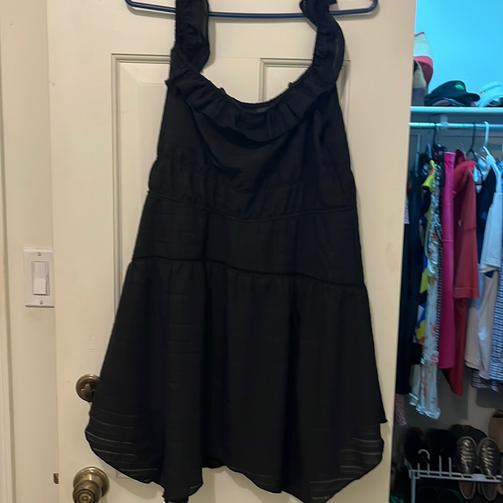 Black dress with stretch and ruffled sleeves